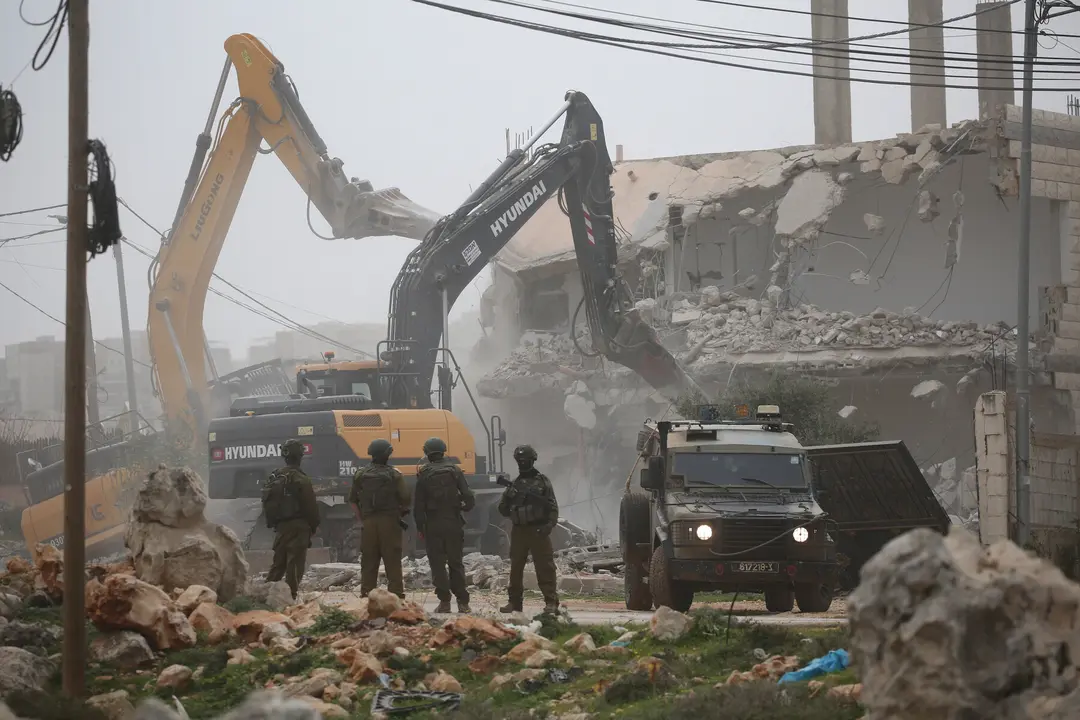 El ej&eacute;rcito israel&iacute; derriba una vivienda en el barrio de al-Taawun, en la ciudad de Nablus, al norte de Cisjordania, 17 de febrero de 2026 - Mohammed Nasser, APA Images.