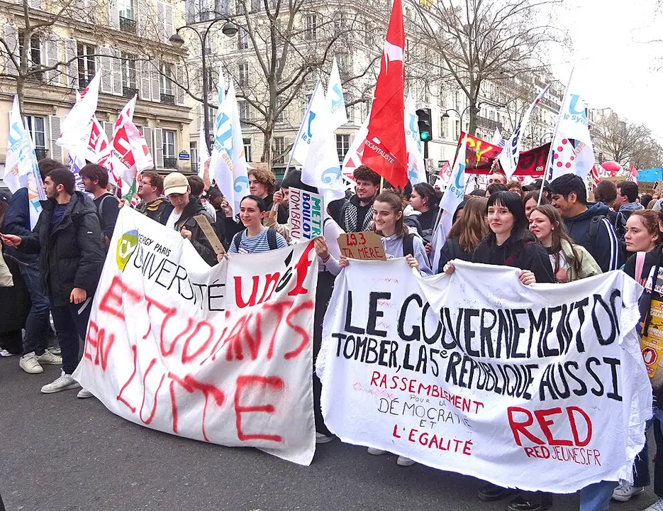 Manifestaci&oacute;n en Par&iacute;s contra la regresiva reforma de las pensiones dispuesta por Emmanuel Macron en 2023, 23 de marzo de 2023 &ndash; Roland Godefroy / CC BY-SA 4.0.