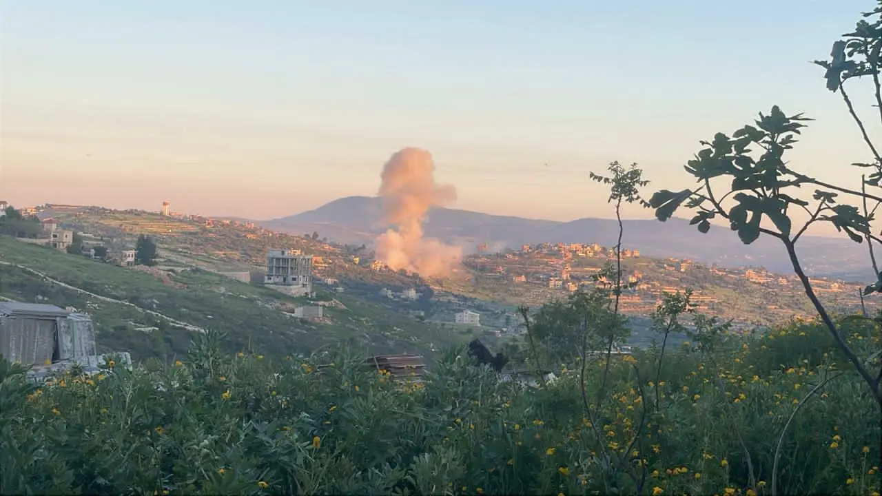 Bombardeo o demolici&oacute;n en la ciudad libanesa de Rchaf, perpetrado por ej&eacute;rcito terrorista israel&iacute;, que aprovecha su avance para destruir masivamente viviendas, instalaciones e infraestructuras y para saquear sin freno propiedades, bienes y activos, de acuerdo con la informaci&oacute;n proporcionada por innumerables medios de comunicaci&oacute;n, as&iacute; como por la propia resistencia libanesa, 23 de abril de 2026 - Lebanese News and Updates.