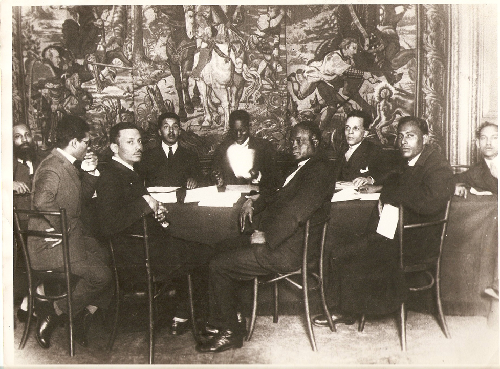 <p>&nbsp;Lamine Senghor (en el centro) participa, junto con J.&nbsp;T.&nbsp;Gumdede, del ANC, y otros delegados, en el Congreso Internacional contra la Opresi&oacute;n Colonial celebrado en Bruselas en febrero de 1927.</p>
