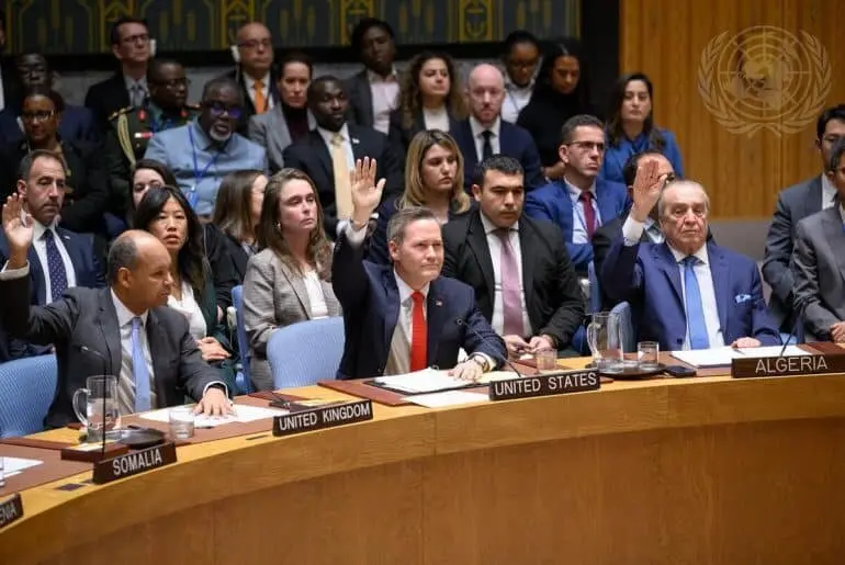 El Consejo de Seguridad adopta la resoluci&oacute;n 2803 durante la reuni&oacute;n celebrada en la que se aprueba el &laquo;plan de paz&raquo; del presidente estadounidense Donald Trump para Gaza, 17 de noviembre de 2025 - Foto de la ONU / Loey Felipe. 
