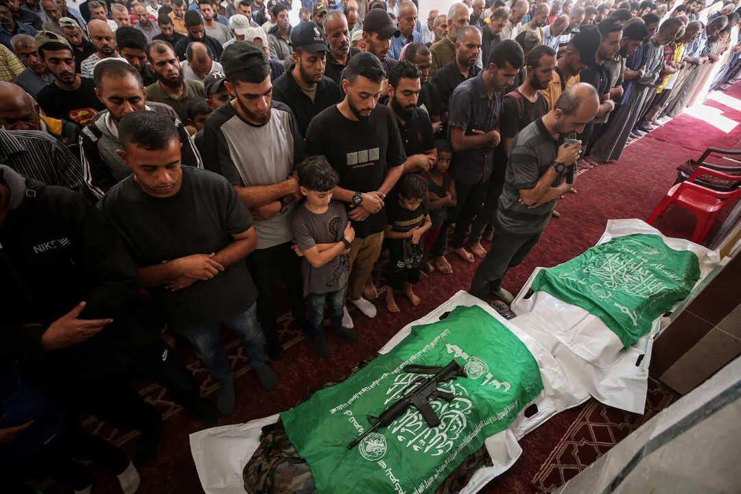  Lamento por la muerte de miembros de las Brigadas Qassam, el brazo armado de Ham&aacute;s, en la ciudad de Gaza, despu&eacute;s de que sus cuerpos fueran recuperados de entre los escombros tras el alto el fuego, 24 de octubre de 2025 - Omar Ashtawy / APA images 