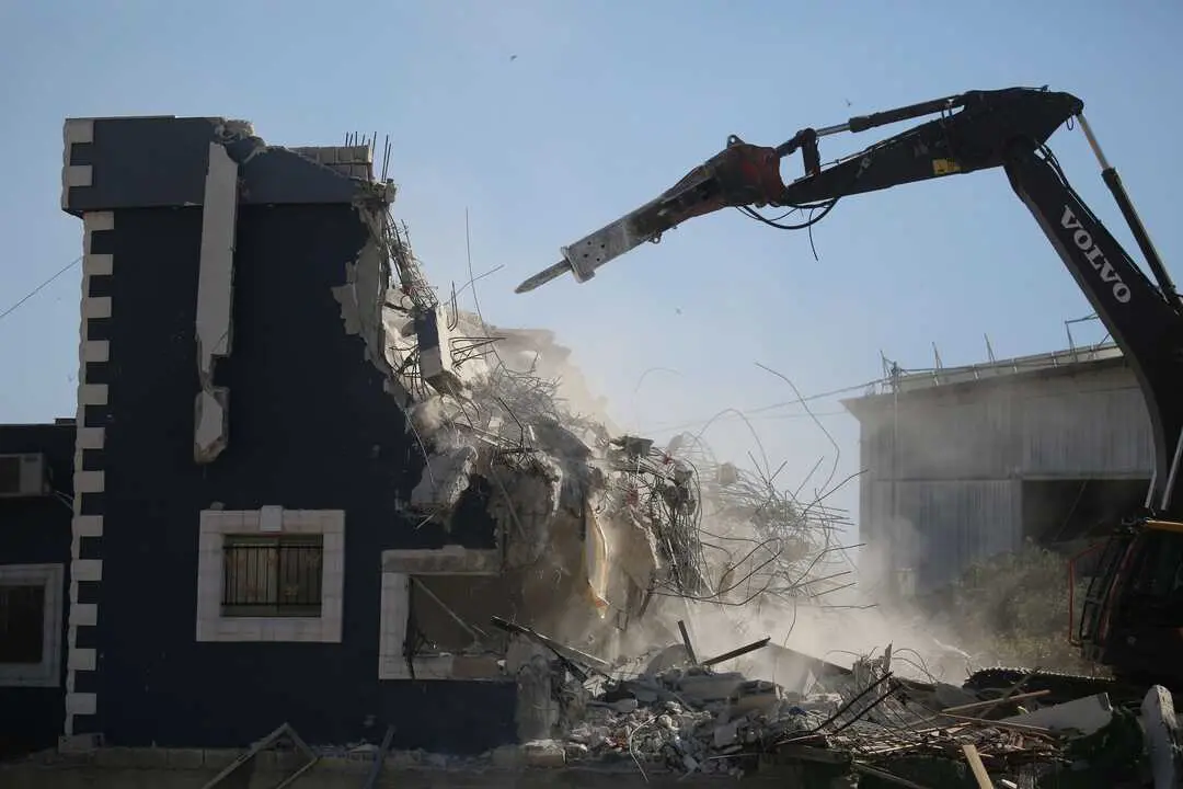  El ej&eacute;rcito genocida israel&iacute; derriba una vivienda palestina con el pretexto de que fue construida sin permiso en la aldea de al-Funduq, cerca de la ciudad cisjordana de Qalqilya, 27 de octubre de 2025 - Mohammed Nasser / APA images 