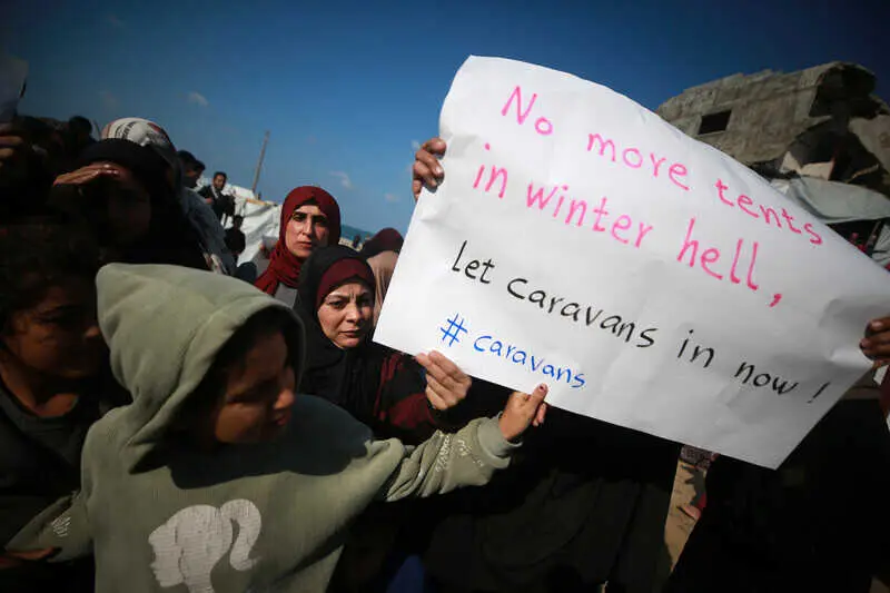  La poblaci&oacute;n palestina desplazada exige, que se aceleren los esfuerzos de reconstrucci&oacute;n y que se instalen casas m&oacute;viles prefabricadas en lugar de tiendas de campa&ntilde;a, que son insuficientes para proteger a la poblaci&oacute;n de las duras condiciones invernales, ciudad de Gaza, 17 de diciembre de 2025 - Omar Ashtawy / Im&aacute;genes de APA 