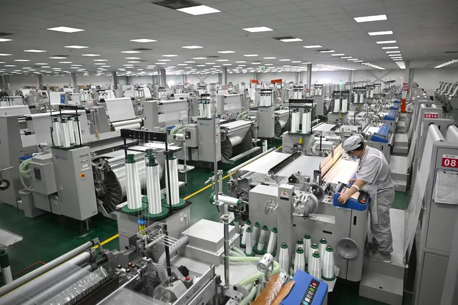 Un empleado trabaja en una empresa de nuevos materiales en la Zona de Desarrollo Econ&oacute;mico y Tecnol&oacute;gico del Canal Hongqi, en la ciudad de Linzhou, provincia de Henan, en el centro de China, 19 de marzo de 2025 &ndash; Xinhua / Li Jianan.