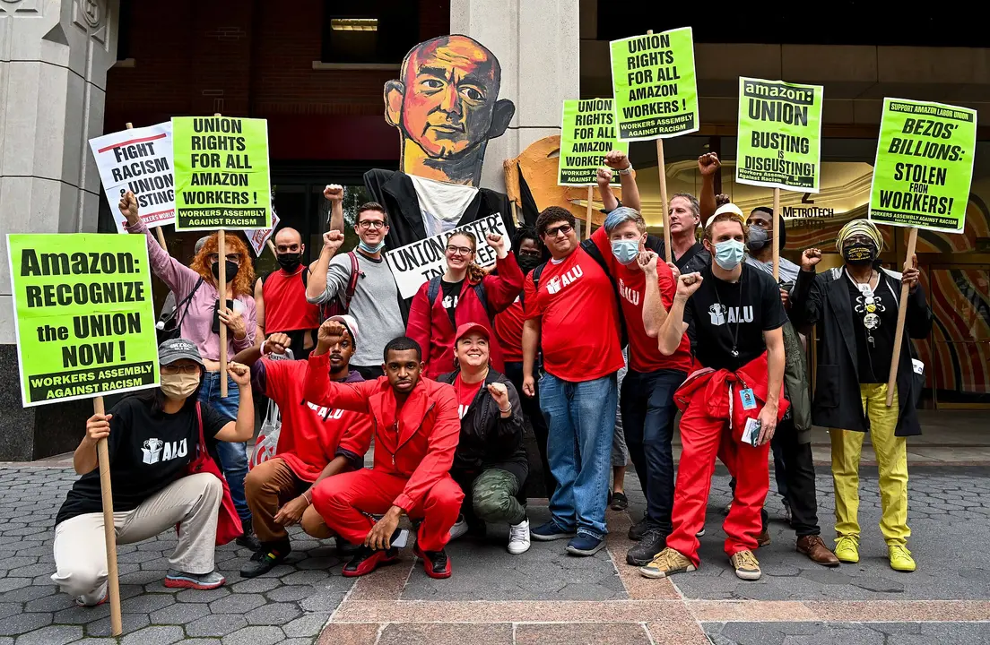 Los trabajadores de cuatro almacenes de Amazon en Staten Island (nueva York) se manifiestan frente a la Junta Nacional de Relaciones Laborales para exigir la representaci&oacute;n sindical en su empresa, 25 de octubre de 2021 - Joe Piette / CC BY-SA 2.0.