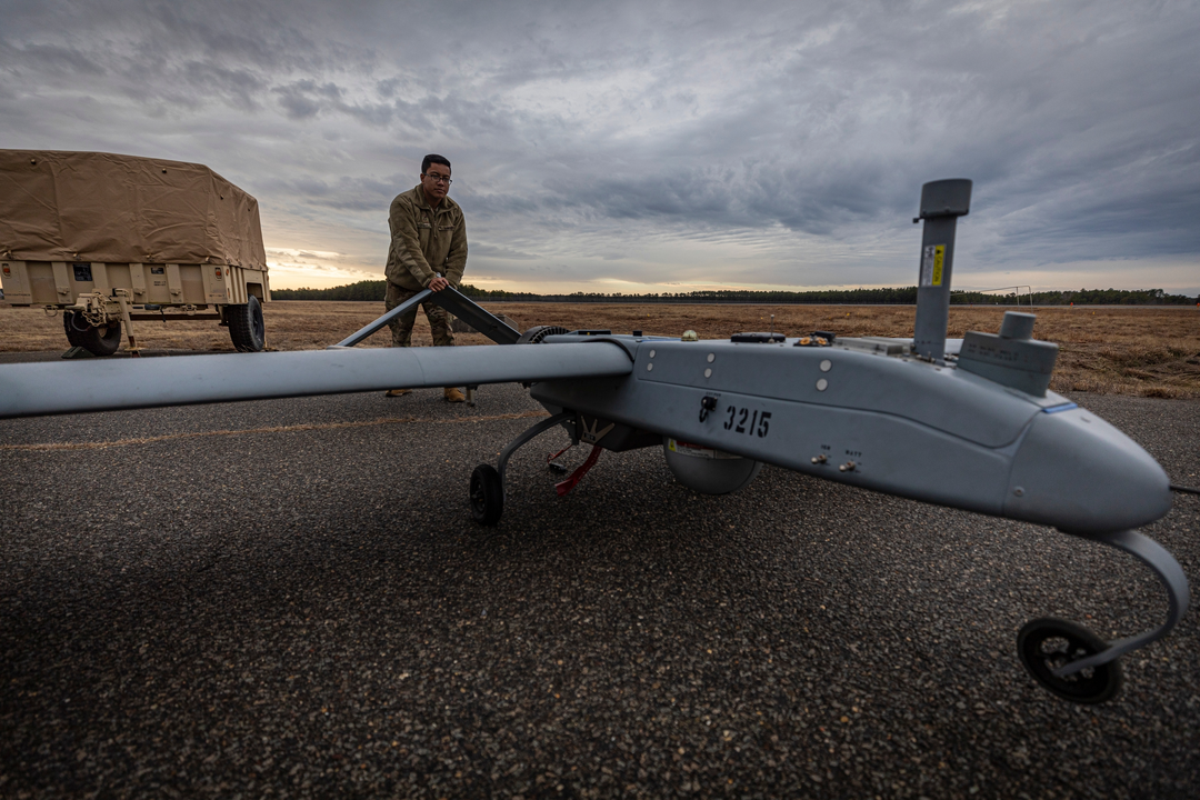 <p>Un soldado empuja un sistema a&eacute;reo no tripulado RQ-7B Shadow, febrero de 2020 (foto de la Guardia Nacional A&eacute;rea de EE. UU. del sargento mayor Matt Hecht, https://www.rawpixel.com/image/3578313/free-photo-image-104th-brigade-engineer-battalion-aircraft-airfield; dominio p&uacute;blico)</p>
