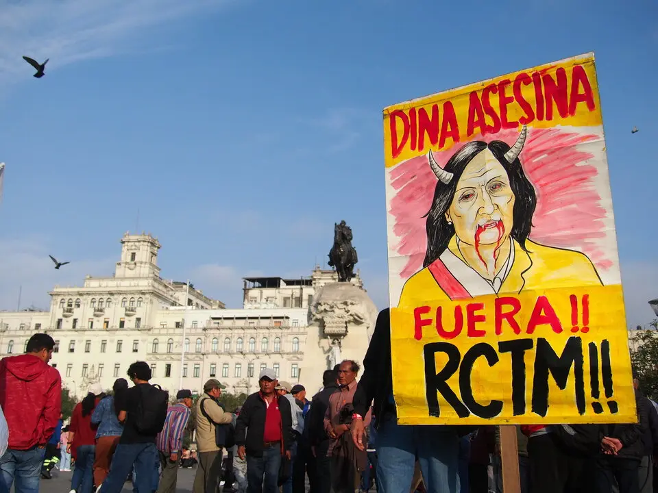 En una pancarta desplegada en una manifestaci&oacute;n celebrada en Lima se lee &laquo;&iexcl;Dina asesina, fuera&raquo;, mientras cientos marchan por las calles en protesta contra el gobierno de Dina Boluarte, 20 de septiembre de 2025 - Carlos Garcia Granthon / Zuma Press / ContactoPhoto.