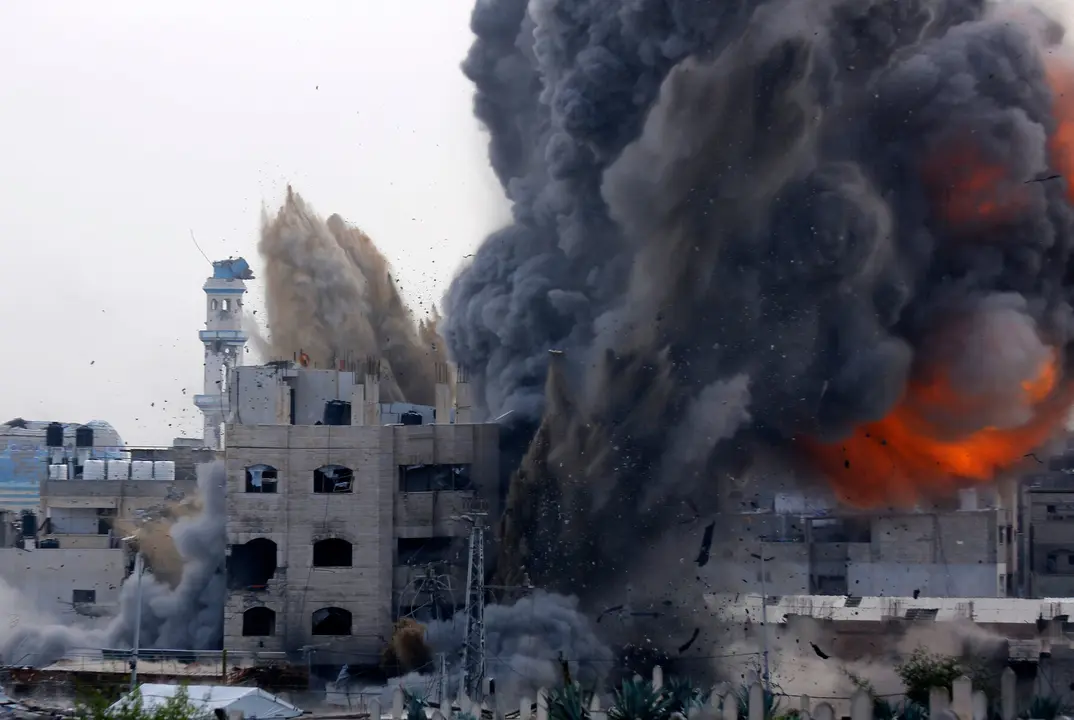 La potencia estadounidense afianza y expande su hegemon&iacute;a global gracias al trabajo efectuado por los aviones de combate israel&iacute;es en la ciudad de Gaza, que proceden a bombardear un edificio de tres plantas tras comunicar con antelaci&oacute;n su desalojo en el barrio de al-Zaytoun, 6 de febrero de 2026 - Omar Ashtawy / APA Images.