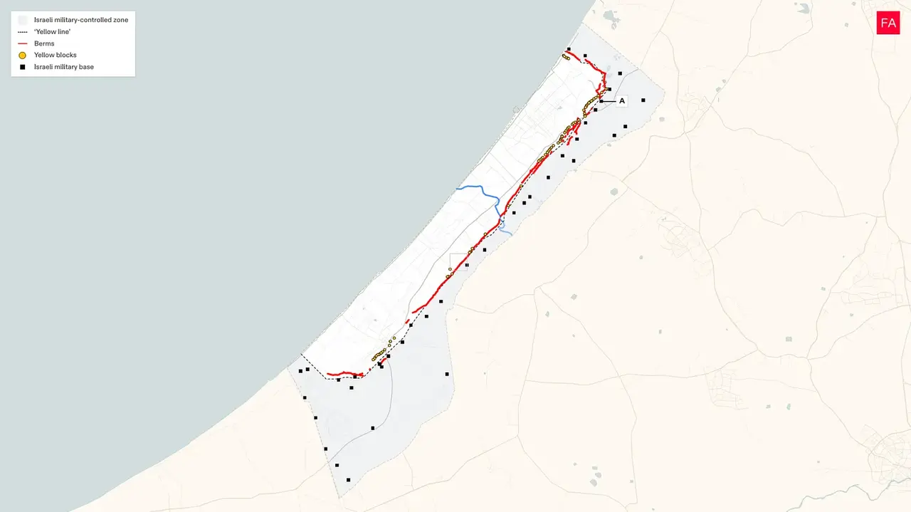 Israel ha construido 25 kil&oacute;metros de terraplenes de tierra a lo largo de la &laquo;L&iacute;nea Amarilla&raquo; en Gaza y est&aacute; fortificando treinta y ocho bases militares en la parte oriental del territorio que controla - Imagen de Forensic Architecture.