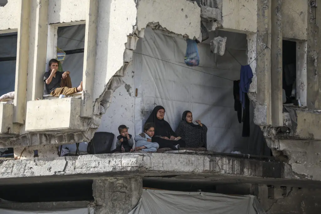 Esta familia desplazada se ha visto obligada a vivir en un edificio muy da&ntilde;ado situado al oeste de la ciudad de Gaza, 12 de mayo de 2026 - Yousef Zaanoun.
