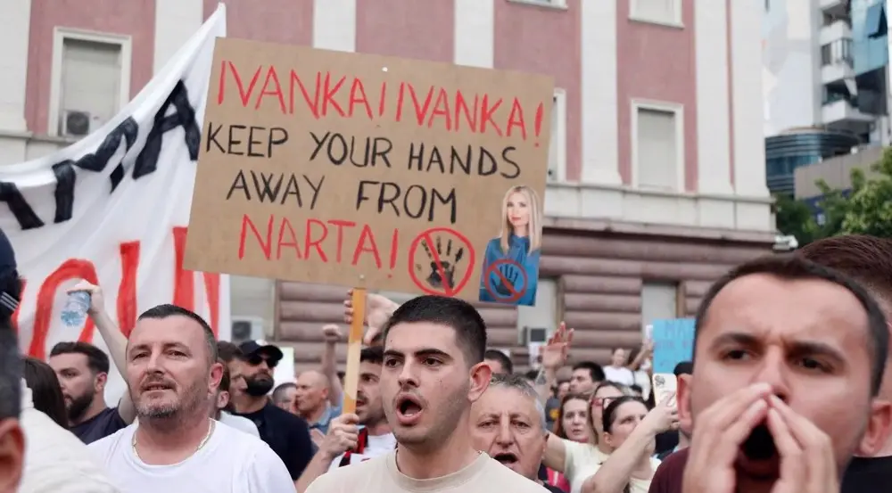 La ciudadan&iacute;a albanesa protesta en Tirana contra el proyecto urban&iacute;stico de lujo en en la isla de Saz&aacute;n y la laguna de Vjosa-Narta vinculado a Jared Kushner e Ivana Trump y a sus depredadores intereses inmobiliarios y prosionistas, 3 de junio de 2026 &ndash; AFP.
