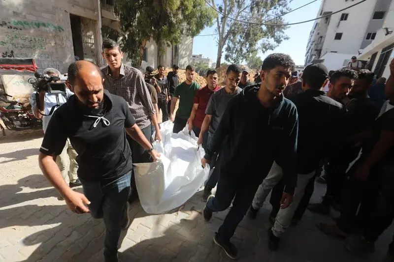 Los familiares lloran en el Hospital Al-Shifa, ciudad de Gaza, ante los cad&aacute;veres de nueve personas palestinas asesinadas por una serie de ataques simult&aacute;neos perpetrados por las fuerzas a&eacute;reas terroristas israel&iacute;es contra cuatro edificios de viviendas durante la noche del pasado 4 de junio - Bilal Osama / APA Images.