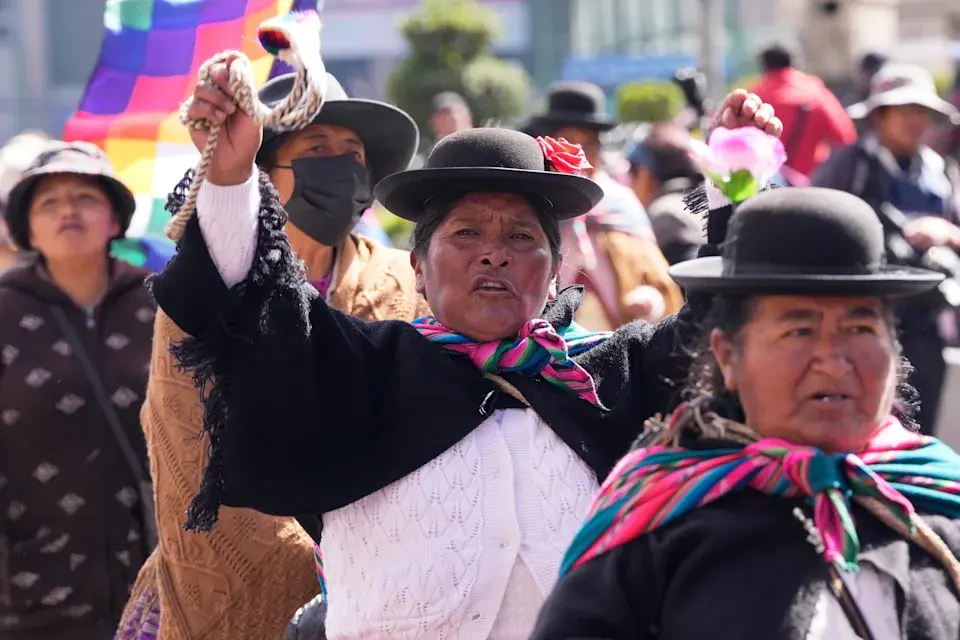 Mujeres ind&iacute;genas se manifiestan en La Paz contra el gobierno del presidente Rodrigo Paz Pereira y sus pol&iacute;ticas neoliberales - X ListinDiario.