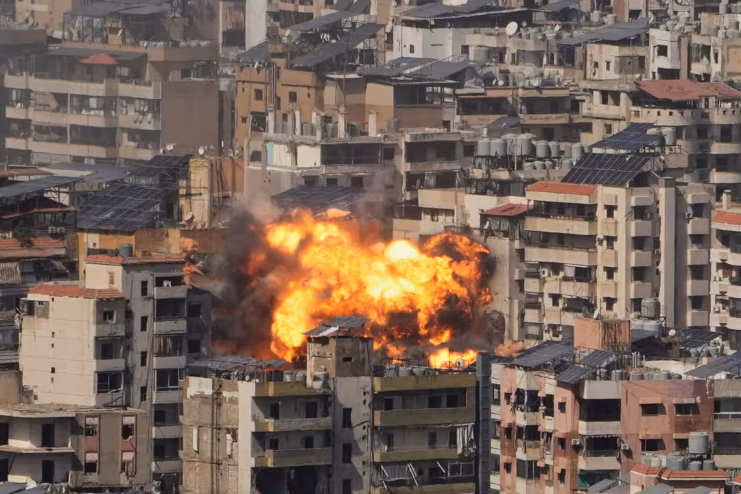 La fuerza &aacute;rea terrorista israel&iacute; comete cr&iacute;menes contra la humanidad en un ataque a&eacute;reo perpetrado contra Dahie, zona densamente poblada del sur de Beirut de predominancia chi&iacute;, que integra &aacute;reas residenciales, comerciales y un campo de refugiados palestinos, 11 de marzo de 2026 &ndash; AP.