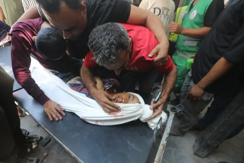 La familia de Jad Suleiman, de 8 a&ntilde;os, llora ante su cad&aacute;ver en el Hospital Al-Shifa de la ciudad de Gaza. El ni&ntilde;o muri&oacute; en un ataque a&eacute;reo israel&iacute; contra el campo de refugiados de Jabaliya el 8 de junio - Bilal Osama / APA Images.