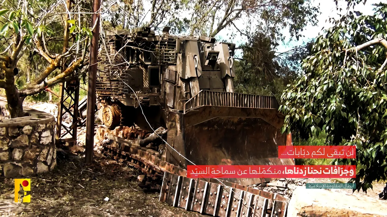 Destrucci&oacute;n uno de los buld&oacute;ceres blindados israel&iacute;es, utilizados para derribar viviendas, destruir n&uacute;cleos urbanos y rurales, demoler monumentos hist&oacute;ricos, religiosos o funerarios y destrozar la infraestructura civil en el sur del L&iacute;bano, por parte de las fuerzas de Hezbol&aacute;, 16 de junio de 2026 &ndash; Lebanese News and Updates.