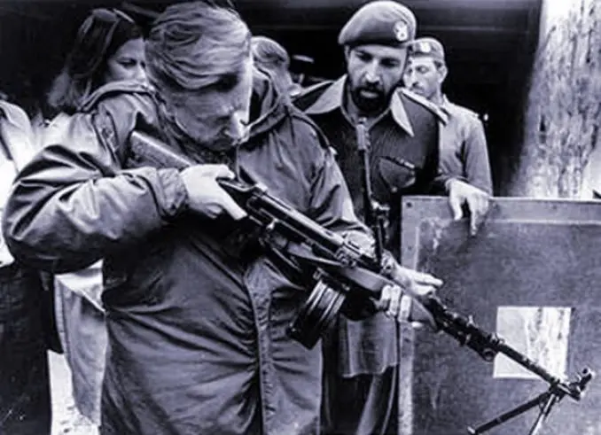 El asesor de seguridad de Estados Unidos, Zbigniew Brzezinski, observa Afganist&aacute;n a trav&eacute;s de la mira de una ametralladora en un puesto avanzado del ej&eacute;rcito pakistan&iacute; situado en el Paso de Kyber en la frontera afgana, 3 de febrero de 1980.