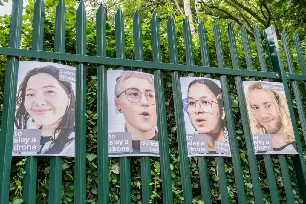 Carteles de los activistas de Palestine Action, colocados en las puertas del Tribunal de la Corona de Woolwich, declarados culpables de terrorismo el 12 de junio de 2026 por su participaci&oacute;n en una protesta de acci&oacute;n directa en una de las instalaciones brit&aacute;nicas de Elbit Systems, el mayor fabricante de armas de Israel. El gobierno de Keir Starmer ilegaliz&oacute; Palestine Action en junio de 2025 por considerarlo un grupo terrorista a tenor de la Terrorism Act de 2000 - Aidan Frere-Smith.