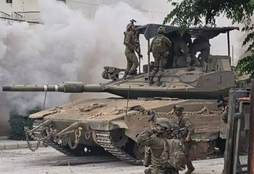 Foto reciente y poco com&uacute;n de un soldado israel&iacute; sacando a los heridos de un tanque alcanzado por un dron FPV (vista en primera persona), mientras busca con la vista otro que se aproxima, sur del L&iacute;bano, 21 de junio de 2026 &ndash; Lebanese News and Updates.