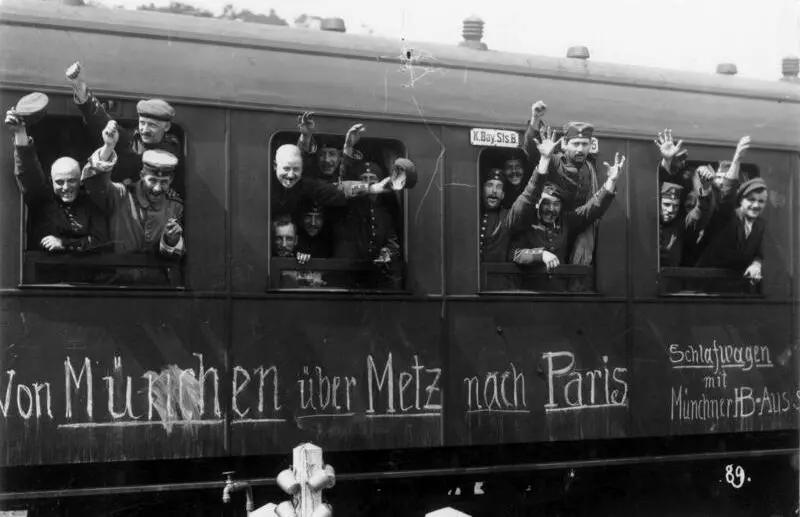 Movilizaci&oacute;n de guerra. Transporte de tropas por ferrocarril, agosto de 1914. Fotograf&iacute;a de Oscar Tellgmann (1857-1936), Bundesarchiv. El escrito en el vag&oacute;n dice: "De Munich a Par&iacute;s pasando por Metz".&nbsp;