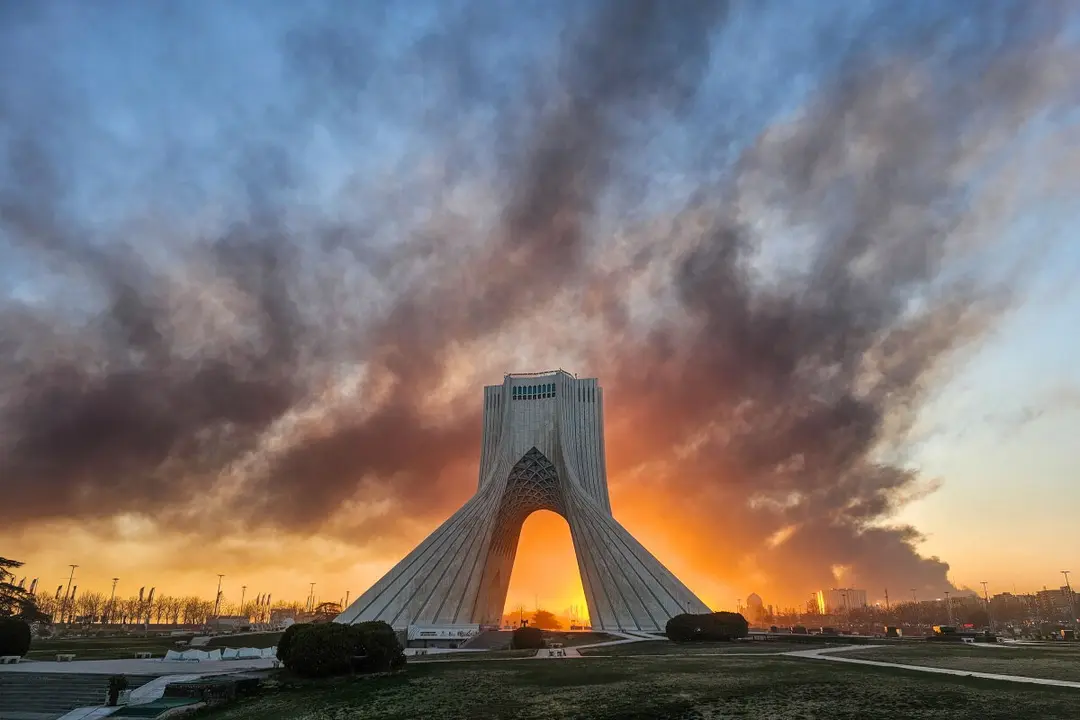 El humo y las llamas provocadas por los ataques a&eacute;reos de Estados Unidos e Israel son visibles detr&aacute;s de la emblem&aacute;tica Torre Azadi en Teher&aacute;n, Ir&aacute;n, 3 de marzo de 2026 - Davoud Ghahrdar/ISNA/AP.