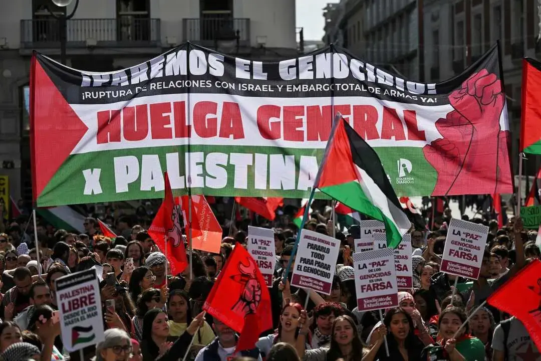 Participantes en la huelga general por Palestina muestran su rechazo ante el genocidio israel&iacute;, Puerta del Sol, Madrid, 15 de octubre de 2025- Dani Gago