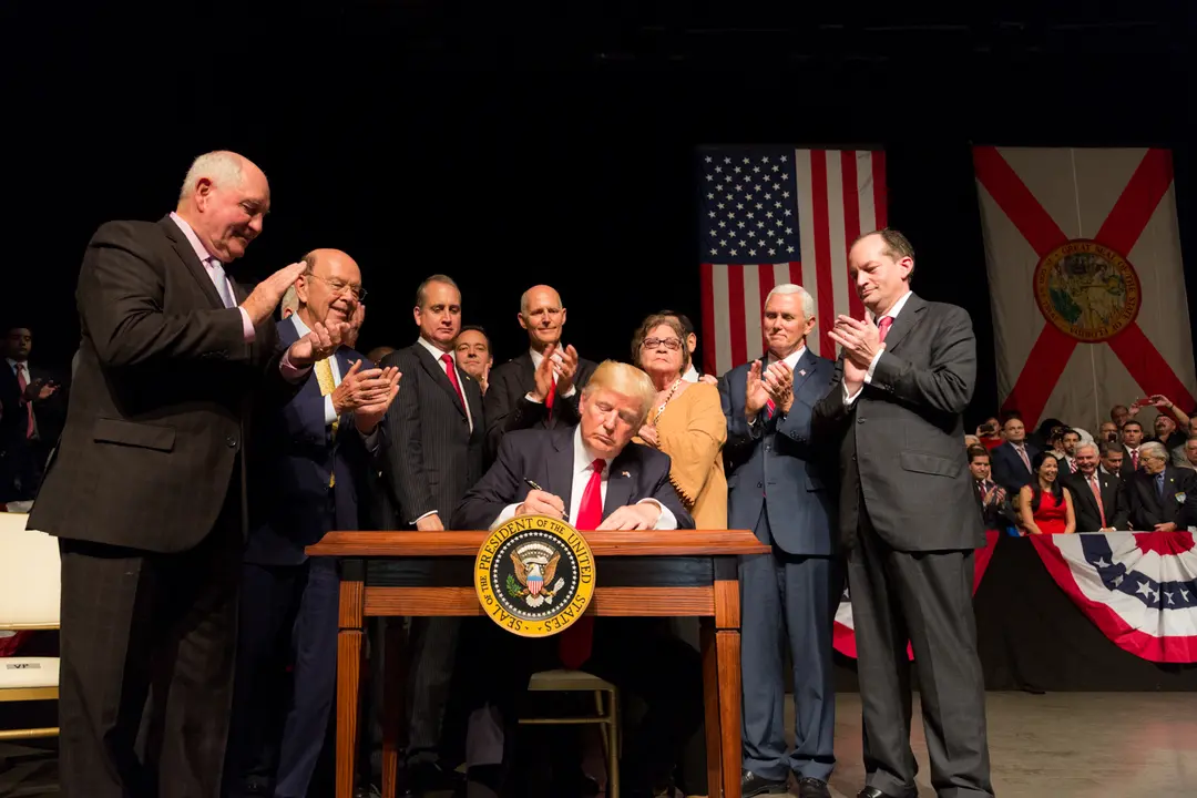 El presidente Donald J. Trump firma el Memorando Presidencial de Seguridad Nacional sobre el fortalecimiento de la pol&iacute;tica de los Estados Unidos hacia Cuba | 16 de junio de 2017 (Foto oficial de la Casa Blanca de Shealah Craighead)<br />
