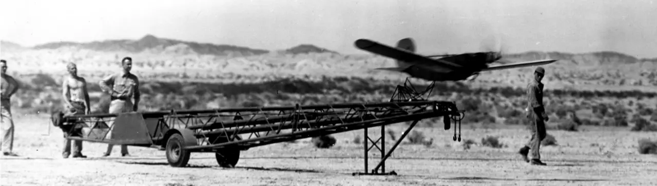 <h3>Vista de las operaciones de un dron objetivo Radioplane TDD para tiro real en la Escuela de Bombarderos y Artilleros A&eacute;reos del Cuerpo de Infanter&iacute;a de Marina de los Estados Unidos en la Estaci&oacute;n A&eacute;rea del Cuerpo de Infanter&iacute;a de Marina de El Centro, California, 1943-1944. Dominio p&uacute;blico.</h3>
