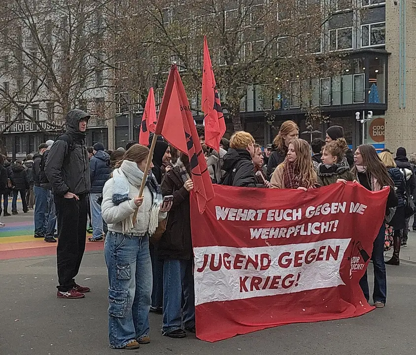 Demo gegen das neue Wehrdienstgesetz vor dem Hauptbahnhof in Hannover --- cc-by-sa-4.0, C.Suthorn, source: http://p7.ee/??????????? --- HTML code to generate QR code for attribution (can be saved as PNG from web browser): null --- Keywords: Demo, Wehrdienstgesetz --- SocialMedia: @Life_is@no-pony.farm [end of alt text]