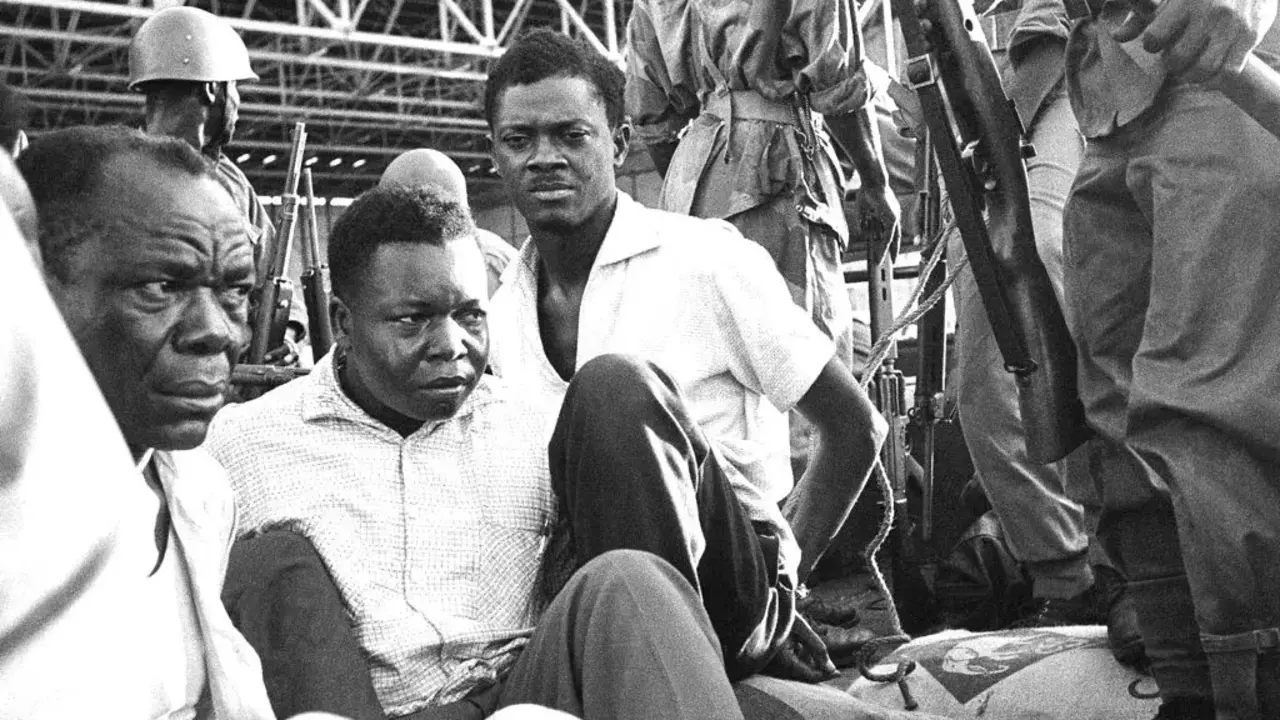 El exprimer ministro congole&ntilde;o Patrice Lumumba con las manos atadas a la espalda, tras su detenci&oacute;n en diciembre de 1960 -Copyright &copy; africanews AP/1960 AP