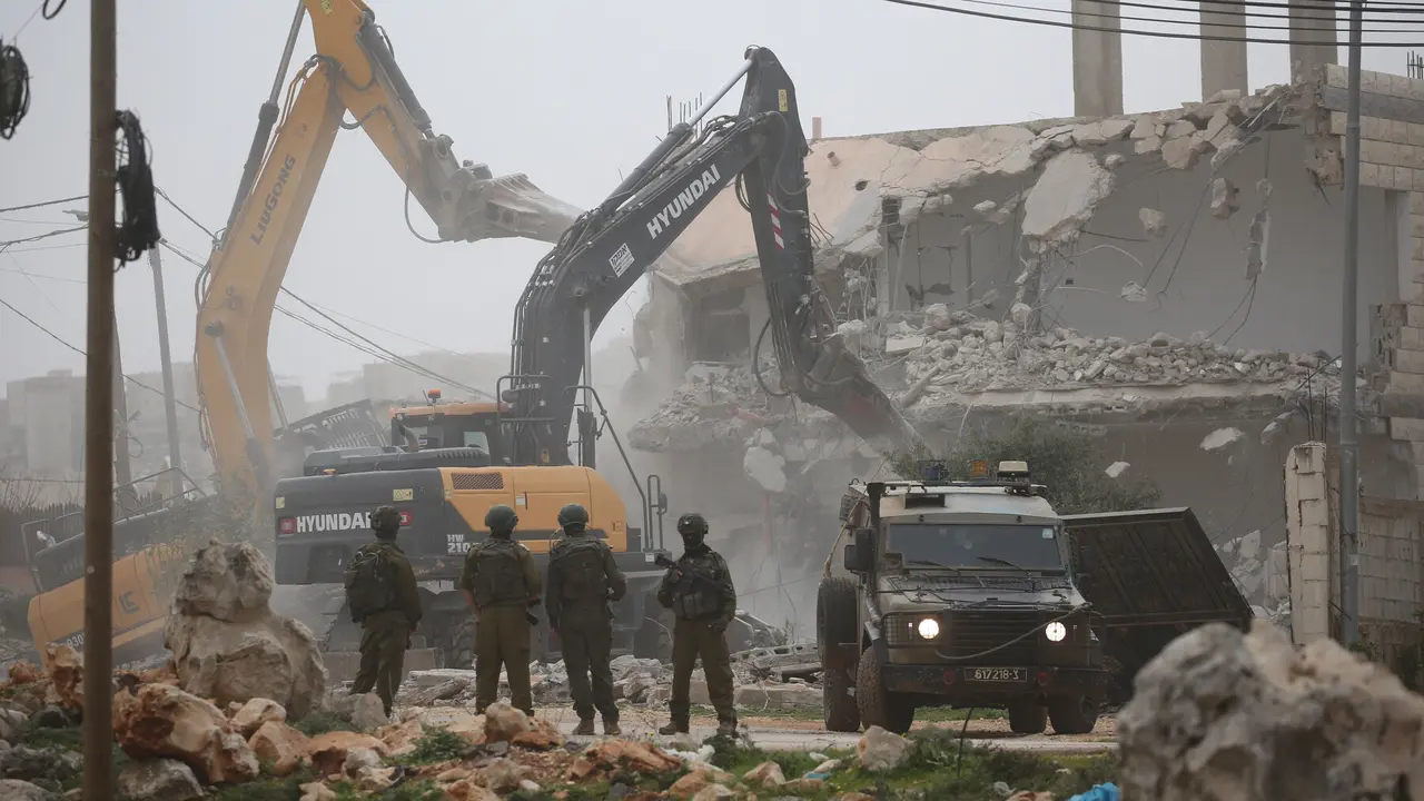 El ej&eacute;rcito israel&iacute; derriba una vivienda en el barrio de al-Taawun, en la ciudad de Nablus, al norte de Cisjordania, 17 de febrero de 2026 - Mohammed Nasser, APA Images.