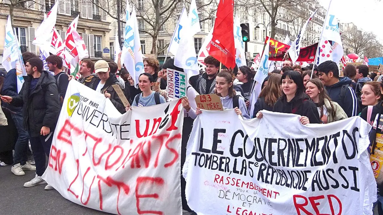 Manifestaci&oacute;n en Par&iacute;s contra la regresiva reforma de las pensiones dispuesta por Emmanuel Macron en 2023, 23 de marzo de 2023 &ndash; Roland Godefroy / CC BY-SA 4.0.