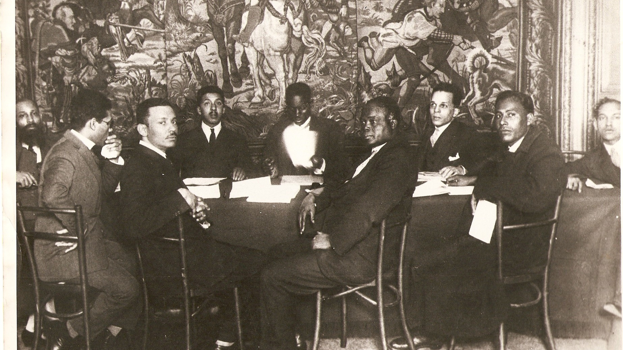<p>&nbsp;Lamine Senghor (en el centro) participa, junto con J.&nbsp;T.&nbsp;Gumdede, del ANC, y otros delegados, en el Congreso Internacional contra la Opresi&oacute;n Colonial celebrado en Bruselas en febrero de 1927.</p>
