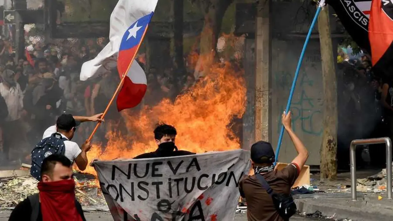  Manifestantes durante las protestas en contra del alza de los precios del transporte p&uacute;blico se movilizan en Santiago, 22 de octubre de 2019 &ndash; Xinhua / Jorge Villegas 