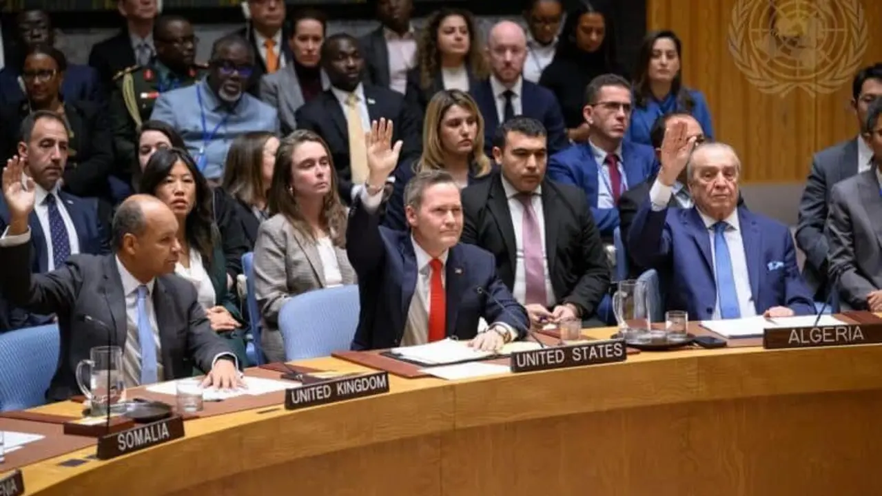  El Consejo de Seguridad adopta la resoluci&oacute;n 2803 durante la reuni&oacute;n celebrada en la que se aprueba el &laquo;plan de paz&raquo; del presidente estadounidense Donald Trump para Gaza, 17 de noviembre de 2025 - Foto de la ONU / Loey Felipe. 