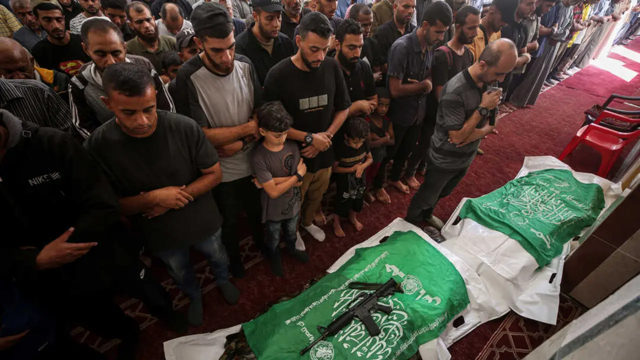  Lamento por la muerte de miembros de las Brigadas Qassam, el brazo armado de Ham&aacute;s, en la ciudad de Gaza, despu&eacute;s de que sus cuerpos fueran recuperados de entre los escombros tras el alto el fuego, 24 de octubre de 2025 - Omar Ashtawy / APA images 