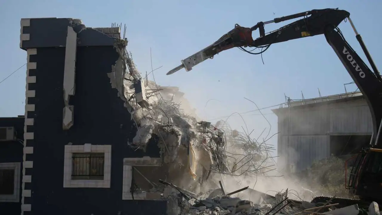  El ej&eacute;rcito genocida israel&iacute; derriba una vivienda palestina con el pretexto de que fue construida sin permiso en la aldea de al-Funduq, cerca de la ciudad cisjordana de Qalqilya, 27 de octubre de 2025 - Mohammed Nasser / APA images 