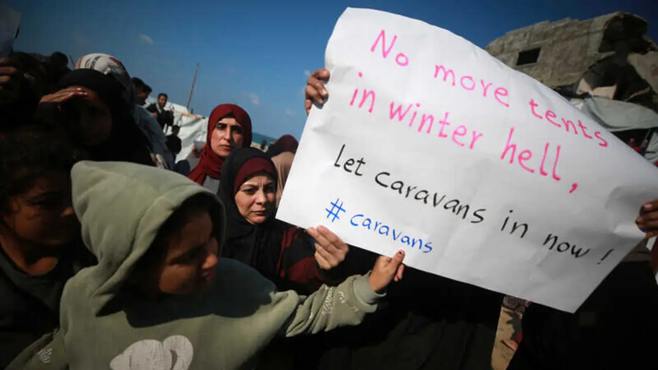  La poblaci&oacute;n palestina desplazada exige, que se aceleren los esfuerzos de reconstrucci&oacute;n y que se instalen casas m&oacute;viles prefabricadas en lugar de tiendas de campa&ntilde;a, que son insuficientes para proteger a la poblaci&oacute;n de las duras condiciones invernales, ciudad de Gaza, 17 de diciembre de 2025 - Omar Ashtawy / Im&aacute;genes de APA 