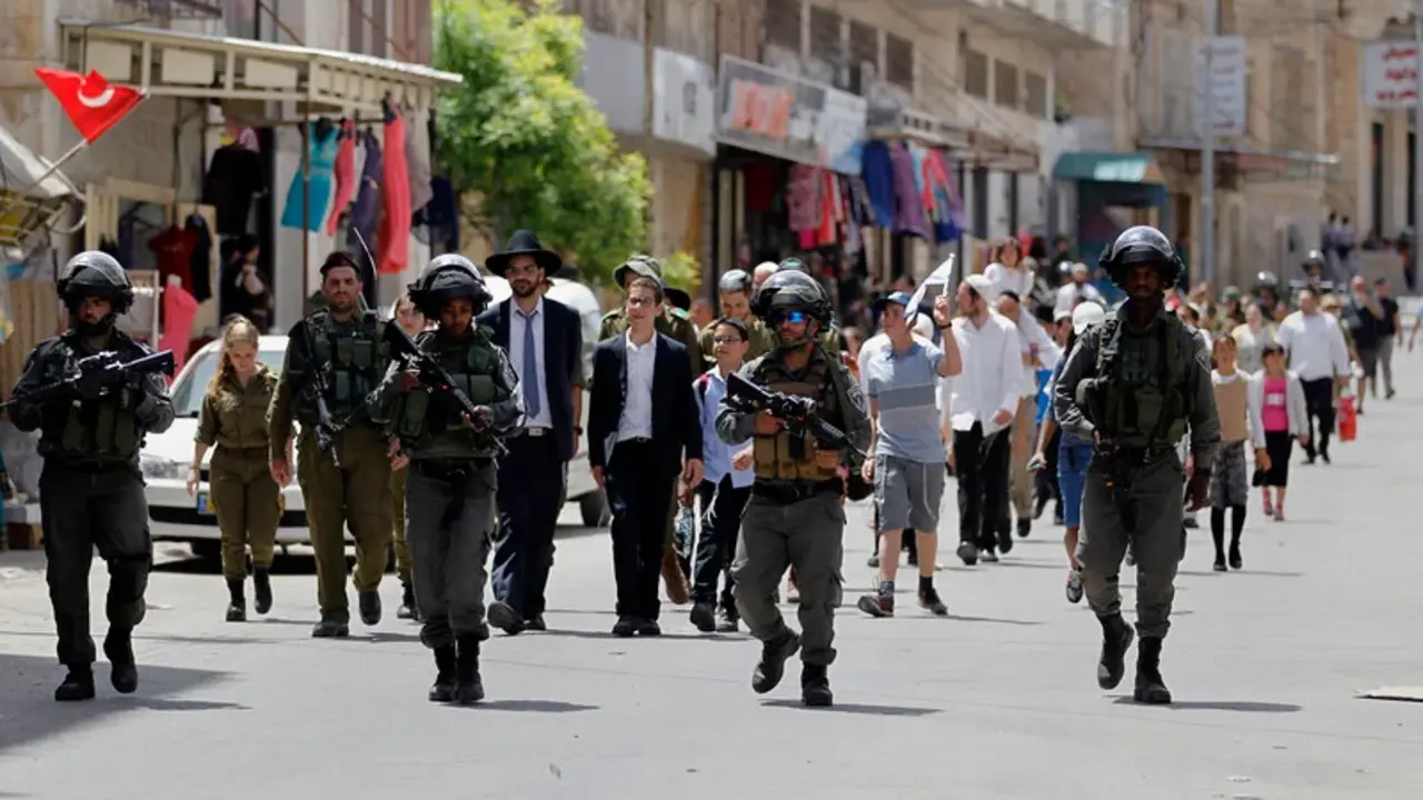 El 26 de abril de 2016 las tropas israel&iacute;es escoltan a colonos jud&iacute;os durante una visita a la ciudad cisjordana de Hebr&oacute;n con motivo de la festividad de la Pascua jud&iacute;a para que estos puedan disfrutar de sus derechos individuales garantizados por el Estado liberal de Israel - Wisam Hashlamoun / APA Images.