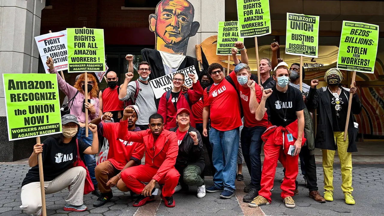 Los trabajadores de cuatro almacenes de Amazon en Staten Island (nueva York) se manifiestan frente a la Junta Nacional de Relaciones Laborales para exigir la representaci&oacute;n sindical en su empresa, 25 de octubre de 2021 - Joe Piette / CC BY-SA 2.0.