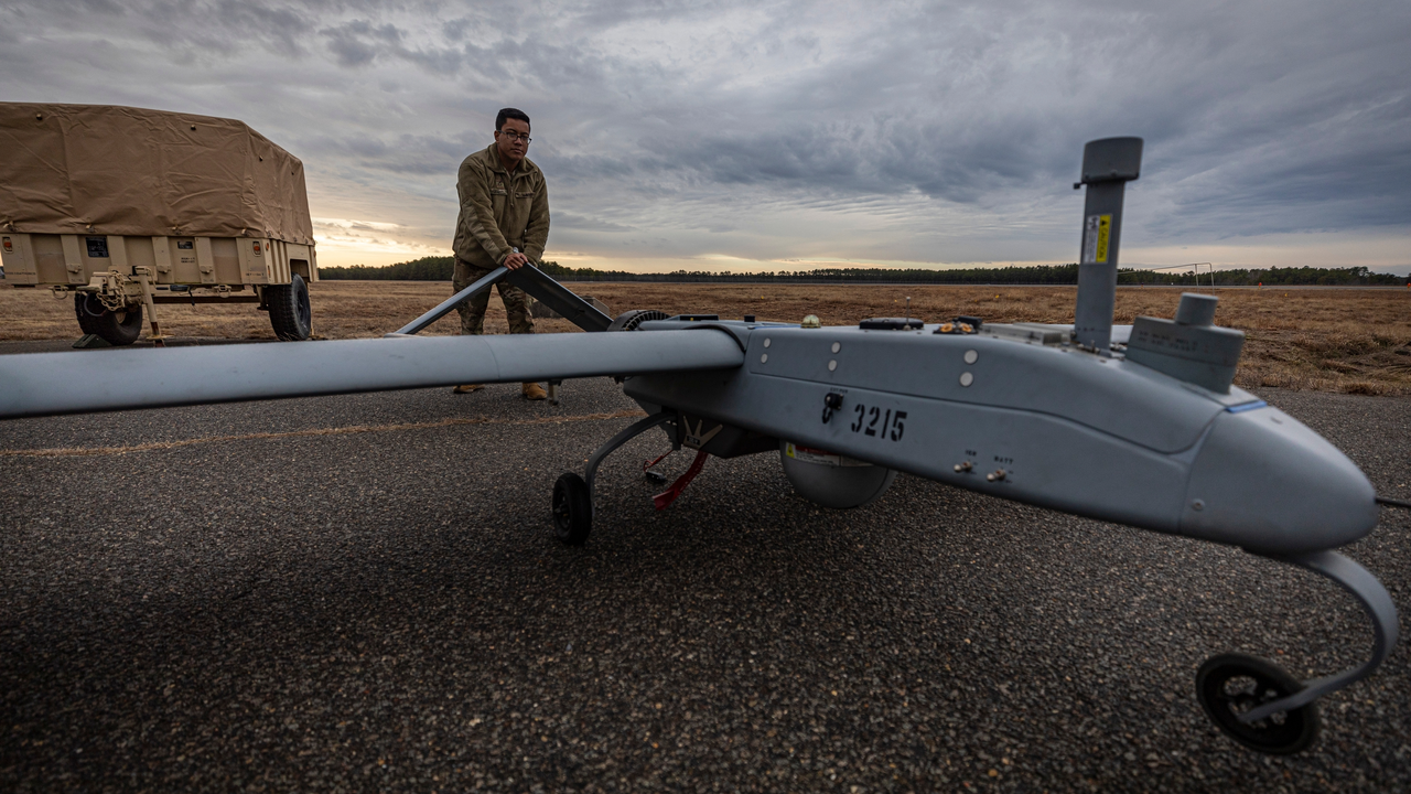 <p>Un soldado empuja un sistema a&eacute;reo no tripulado RQ-7B Shadow, febrero de 2020 (foto de la Guardia Nacional A&eacute;rea de EE. UU. del sargento mayor Matt Hecht, https://www.rawpixel.com/image/3578313/free-photo-image-104th-brigade-engineer-battalion-aircraft-airfield; dominio p&uacute;blico)</p>

