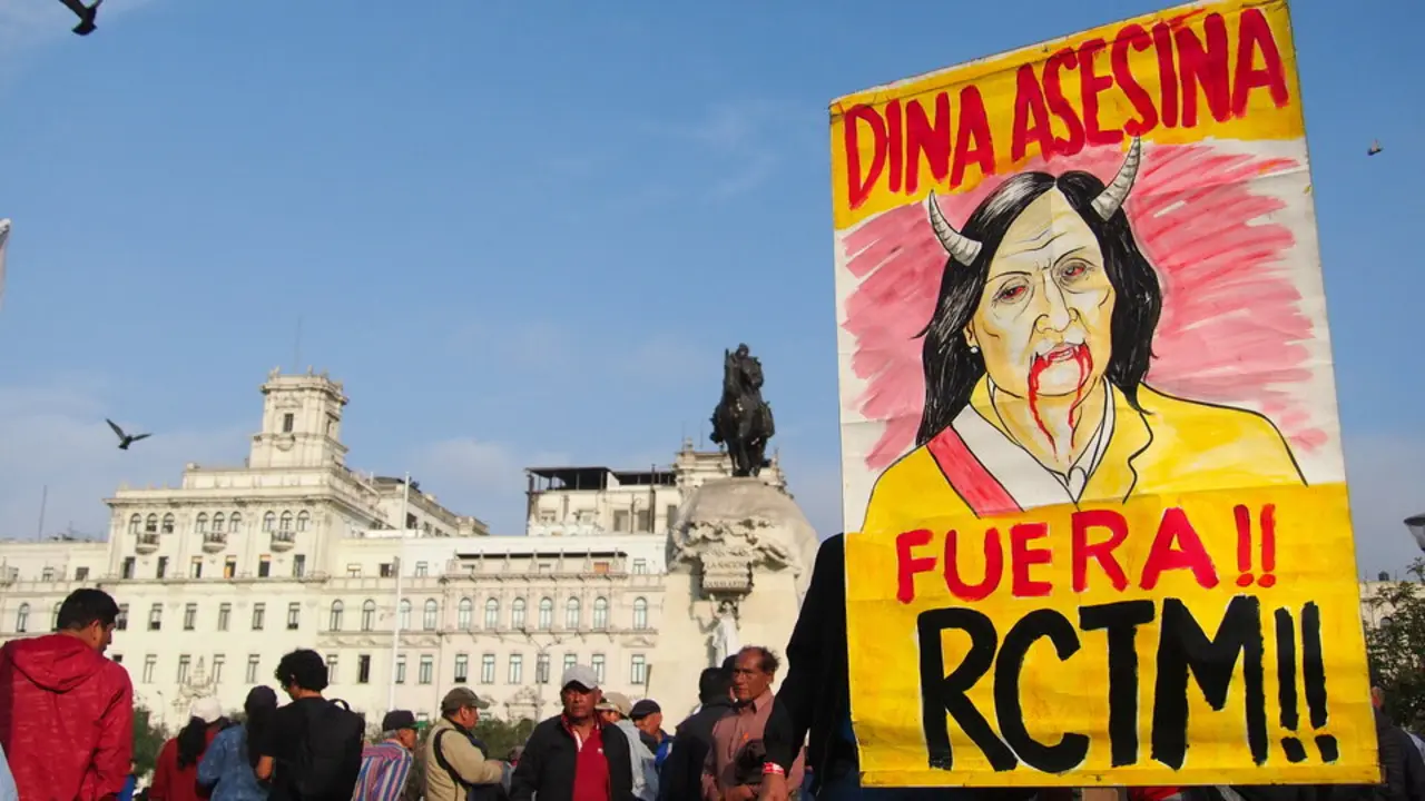 En una pancarta desplegada en una manifestaci&oacute;n celebrada en Lima se lee &laquo;&iexcl;Dina asesina, fuera&raquo;, mientras cientos marchan por las calles en protesta contra el gobierno de Dina Boluarte, 20 de septiembre de 2025 - Carlos Garcia Granthon / Zuma Press / ContactoPhoto.