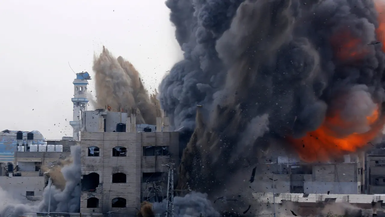 La potencia estadounidense afianza y expande su hegemon&iacute;a global gracias al trabajo efectuado por los aviones de combate israel&iacute;es en la ciudad de Gaza, que proceden a bombardear un edificio de tres plantas tras comunicar con antelaci&oacute;n su desalojo en el barrio de al-Zaytoun, 6 de febrero de 2026 - Omar Ashtawy / APA Images.