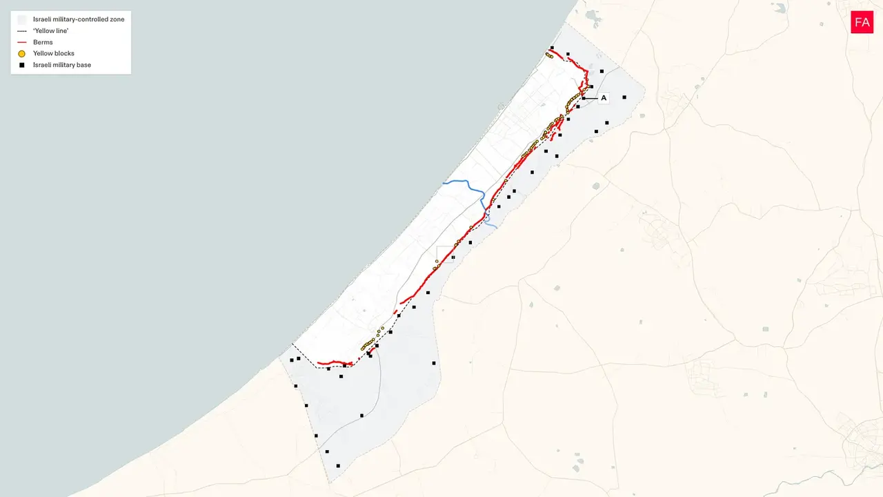 Israel ha construido 25 kil&oacute;metros de terraplenes de tierra a lo largo de la &laquo;L&iacute;nea Amarilla&raquo; en Gaza y est&aacute; fortificando treinta y ocho bases militares en la parte oriental del territorio que controla - Imagen de Forensic Architecture.
