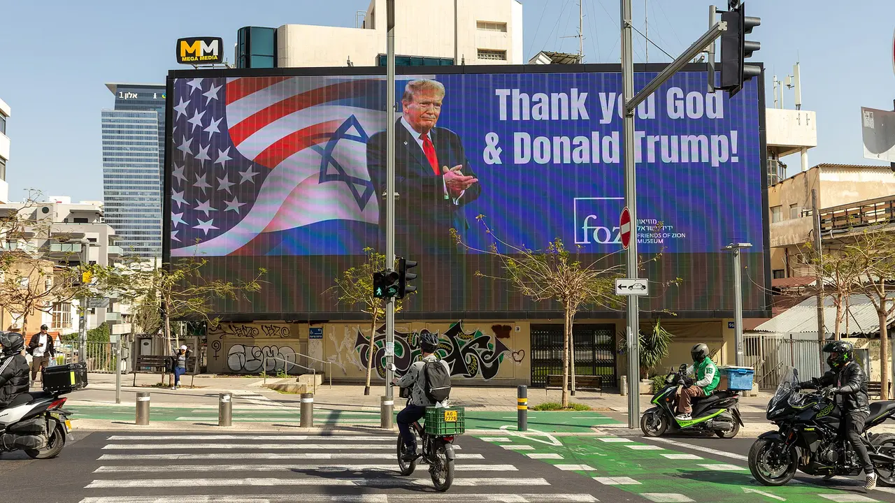 Valla publicitaria visible en la calle HaMasger de Tel Aviv, 12 de marzo de 2026 &ndash; Oren Rozen, CC BY-SA 4.0.