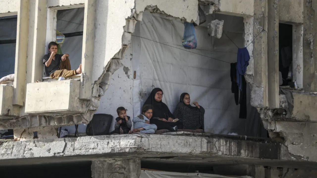 Esta familia desplazada se ha visto obligada a vivir en un edificio muy da&ntilde;ado situado al oeste de la ciudad de Gaza, 12 de mayo de 2026 - Yousef Zaanoun.