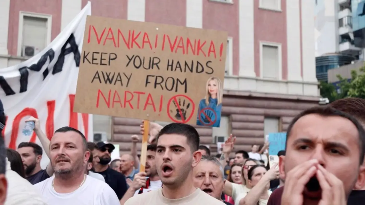 La ciudadan&iacute;a albanesa protesta en Tirana contra el proyecto urban&iacute;stico de lujo en en la isla de Saz&aacute;n y la laguna de Vjosa-Narta vinculado a Jared Kushner e Ivana Trump y a sus depredadores intereses inmobiliarios y prosionistas, 3 de junio de 2026 &ndash; AFP.