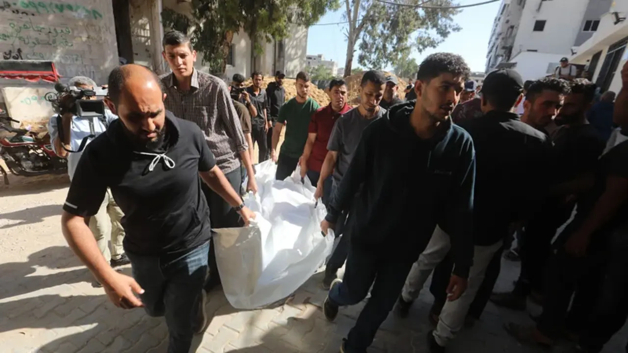 Los familiares lloran en el Hospital Al-Shifa, ciudad de Gaza, ante los cad&aacute;veres de nueve personas palestinas asesinadas por una serie de ataques simult&aacute;neos perpetrados por las fuerzas a&eacute;reas terroristas israel&iacute;es contra cuatro edificios de viviendas durante la noche del pasado 4 de junio - Bilal Osama / APA Images.