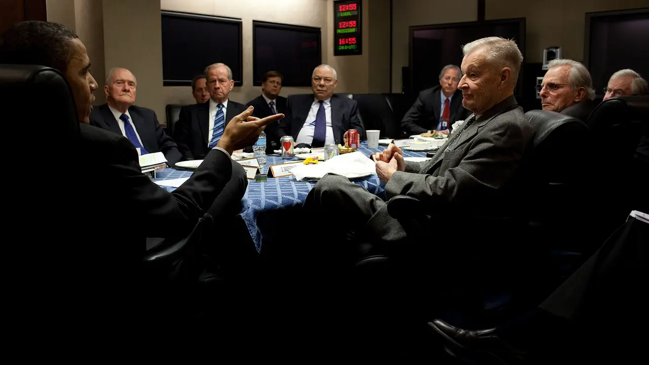 Zbigniew Brzezinski y otros exasesores de Seguridad Nacional (Brent Scowcroft, Bud McFarlane, Colin Powell, Dennis Ross, Sandy Berger, Frank Carlucci) se re&uacute;nen con el presidente Obama en la Sala de Situaci&oacute;n, Centro de Estudios Estrat&eacute;gicos e Internacionales de Washington DC, 31 de agosto de 2010 &ndash; Wikimedia Commons.